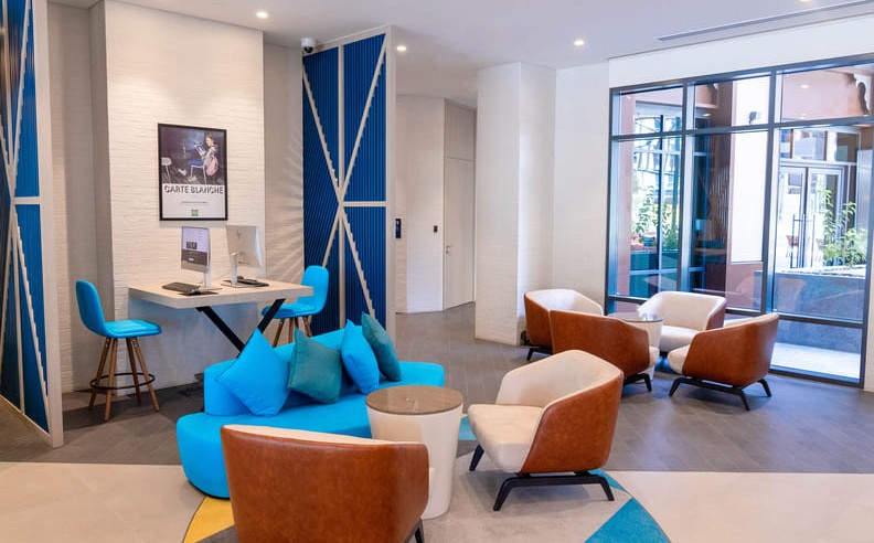 عشاء راقٍ عند الغروب في أجواء هادئة