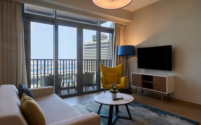 تناول الطعام والدخول إلى المسبح طوال اليوم