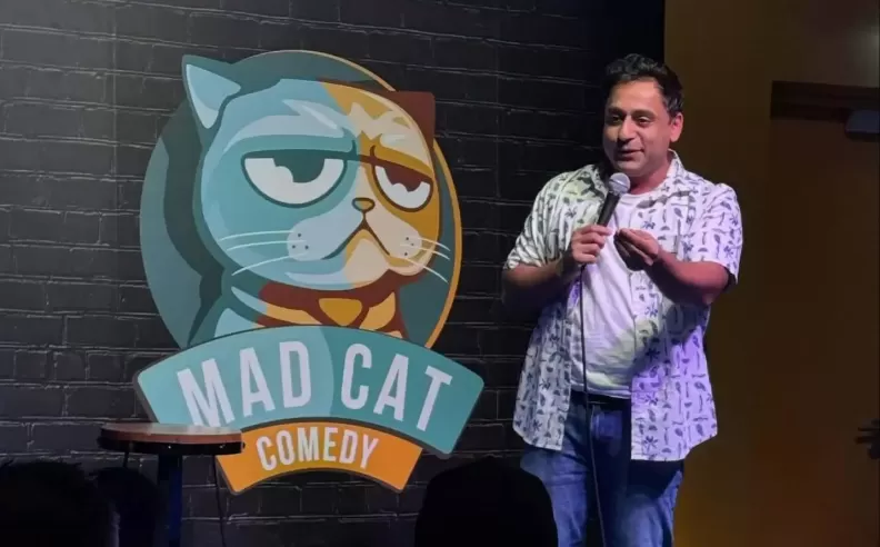 Mad Cat Comedy جرأة في الطرح وروح مرحة