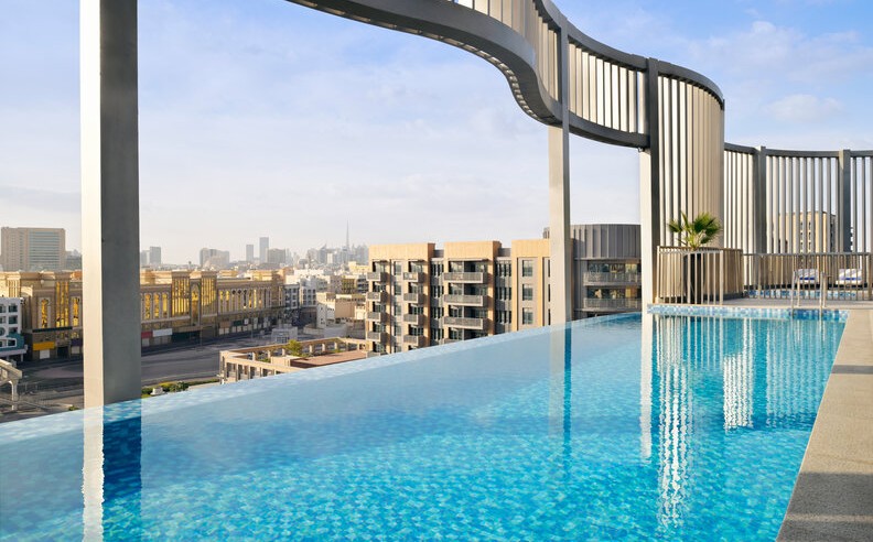 أجواء بحرية وعشاء فاخر