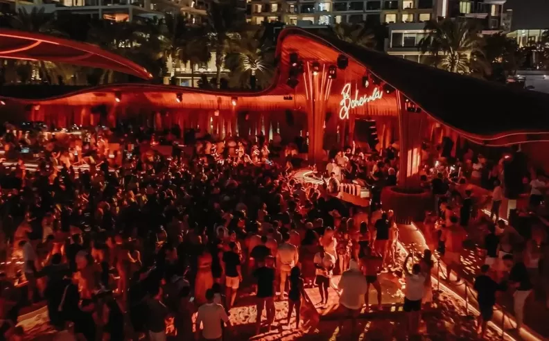 Moonlight Splash & Sundowner Sundays  
