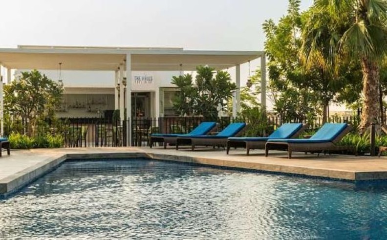 Radisson Hotel Dubai Damac Hills: Poolside Perfection & Sundowners in DAMAC Hills