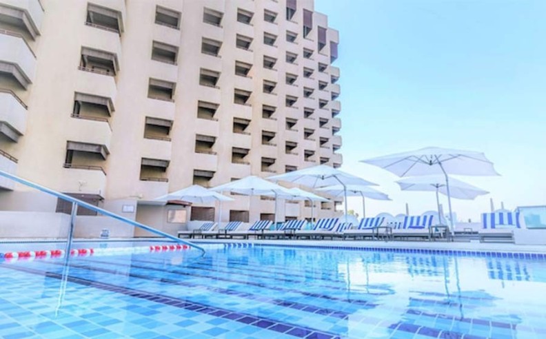 Radisson Blu Hotel, Dubai Deira Creek: Classic City Splash with Value
