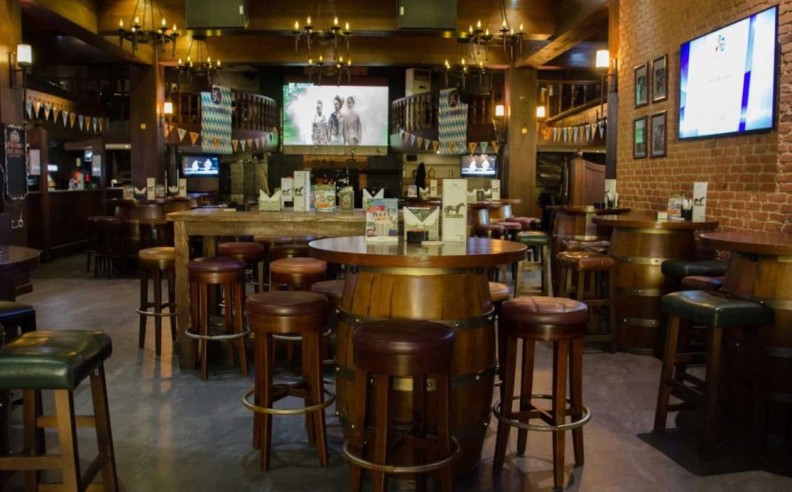 Weekly Entertainment, Sunday Roast, and Matchday Atmosphere at The Stables 