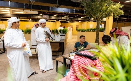 صقارون إماراتيون يشاركون في المزاد الدولي لمزارع إنتاج الصقور 2025 بالرياض
