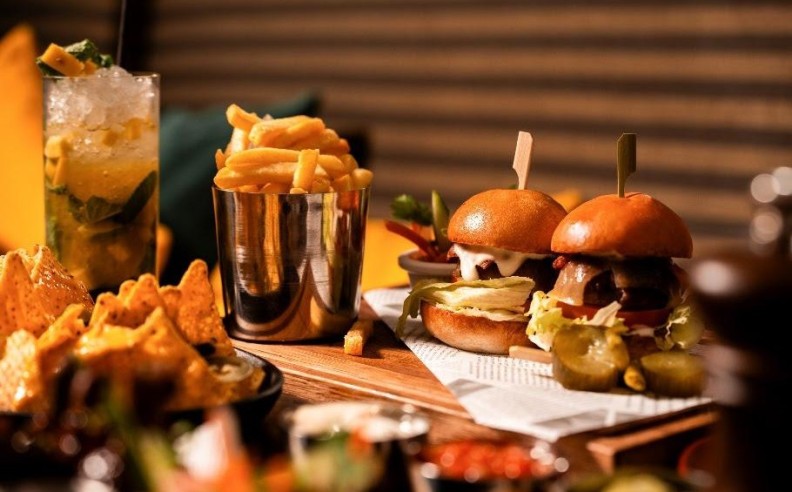 Unwind, Dine, and Indulge: Bars, Buffets, and Pubs