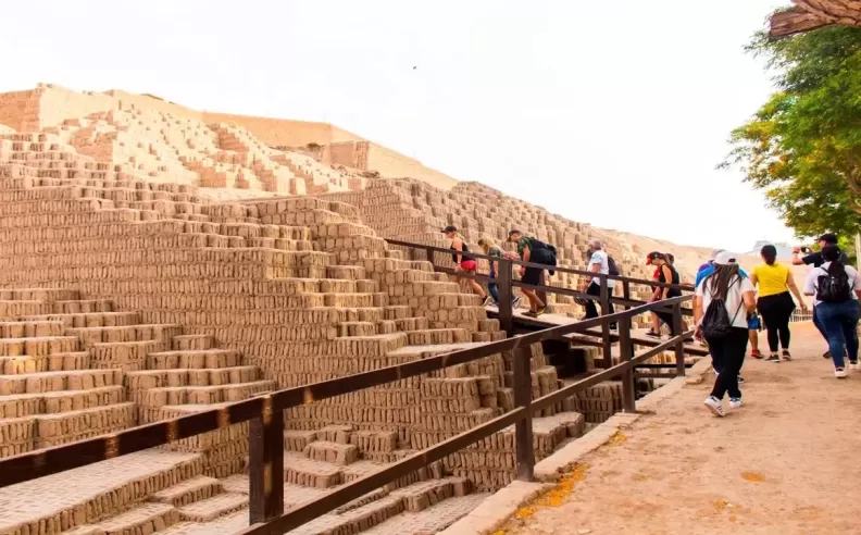الآثار القديمة وسط الحياة العصرية
