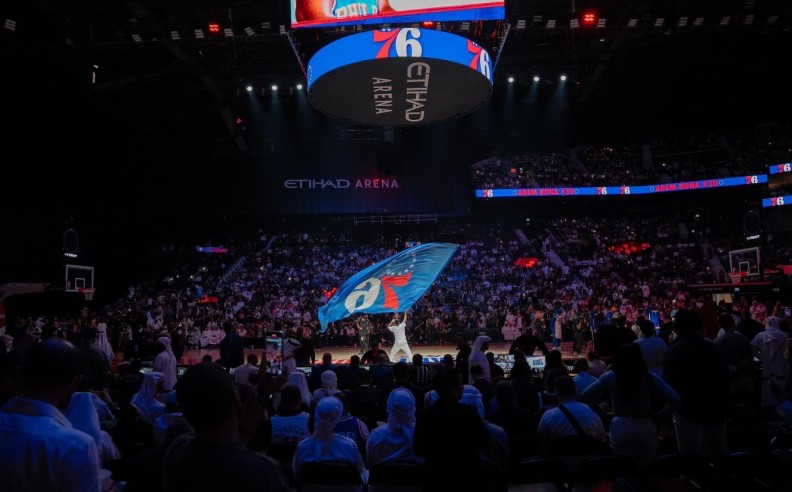 نيويورك نيكس يهزم فيلادلفيا سفنتي سيكسرز في انطلاقة NBA أبوظبي 2025