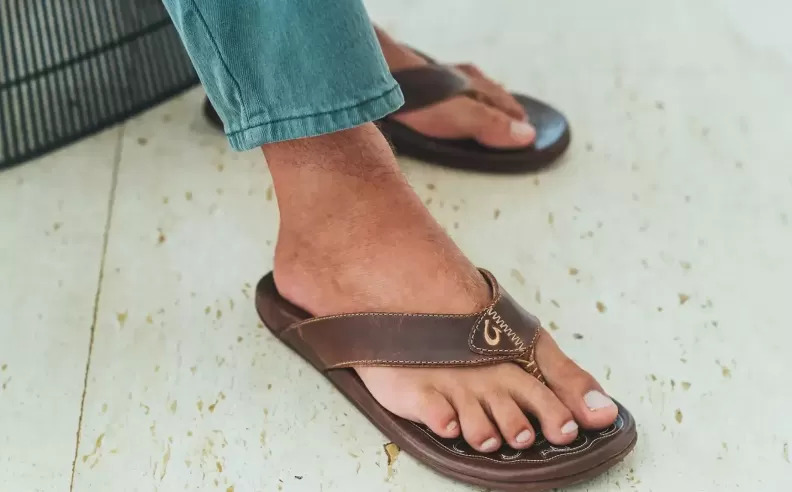 Best Overall: OluKai Hiapo Men’s Beach Sandals