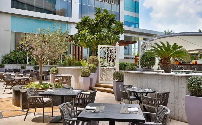 برانش إن بلوم في دبل تري من هيلتون – شاطئ الجميرا