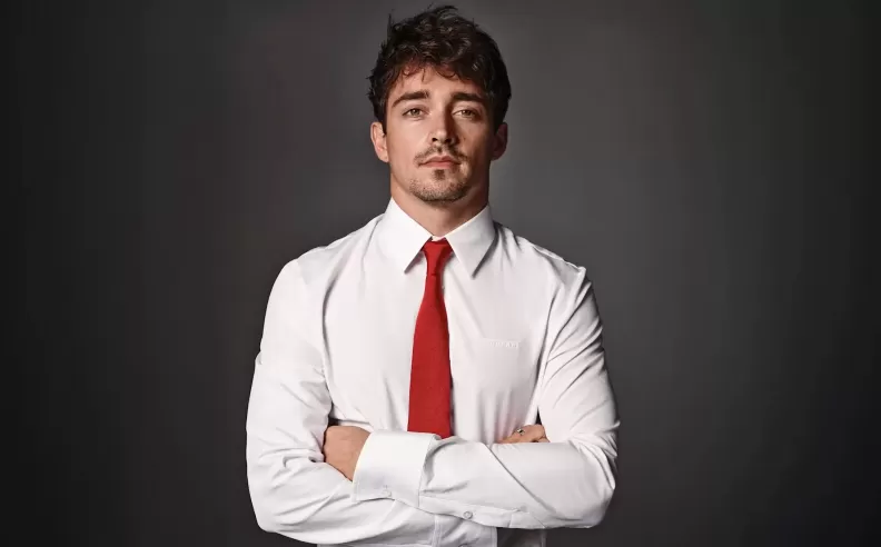 القميص الابيض بتصميم كلاسيكي متجدد