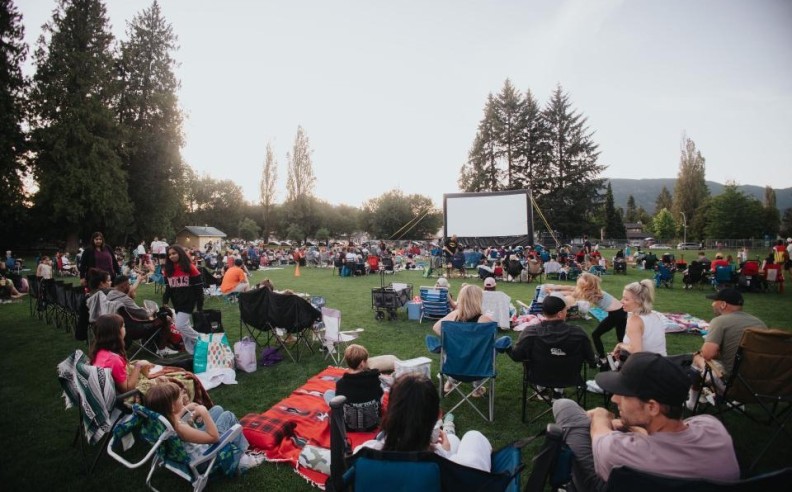 ليلة سينمائية مفتوحة في أبراج بحيرات الجميرا