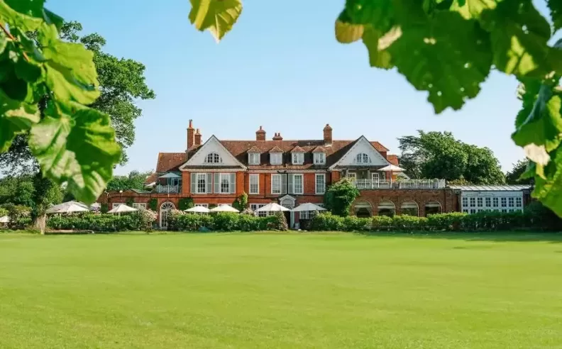 عطلة فاخرة في قلب الريف البريطاني تجربة استثنائية في Chewton Glen