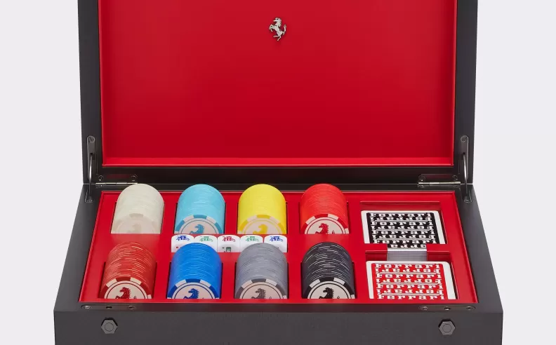 طقم بنك بوكر بلمسات خشبية وكربونية