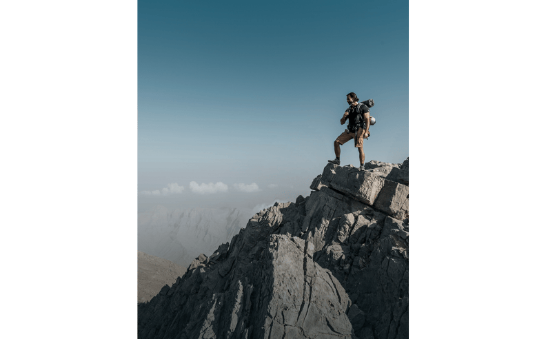 الابتعاد إلى الطبيعة: لحظات تجمع بين الناس وطبيعة الجبل