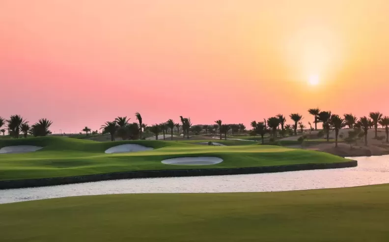 أين يذهب الرجال في السعودية للعب الجولف في أجواء فاخرة لا مثيل لها