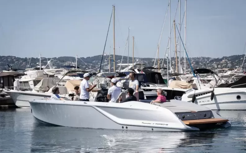 اطلاق قارب فاخر وتوسّع في الخدمات البحريه