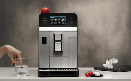 براد بيت وديلونجي يرتقيان بتجربة القهوة إلى مستوى جديد مع ماكينتَي إليتا إكسبلور وريفيليا المبتكرتين