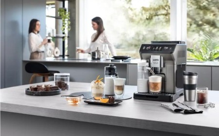 براد بيت وديلونجي يرتقيان بتجربة القهوة إلى مستوى جديد مع ماكينتَي إليتا إكسبلور وريفيليا المبتكرتين