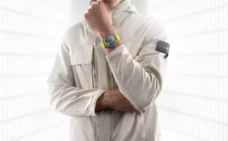 تصميم يعكس الطاقة الميكانيكية للساعة