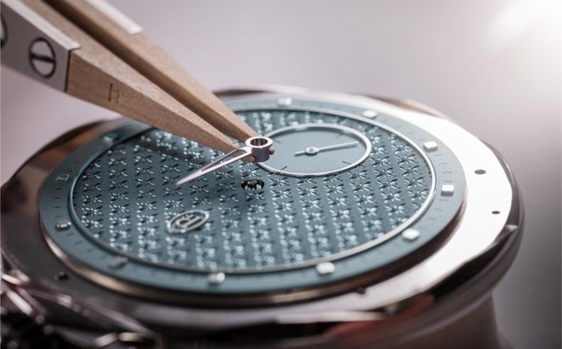 The Golden Hands Behind La Ravenale 