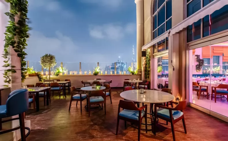 تجارب رأس السنة في Hilton: بين الطابع الكلاسيكي وروح الثمانينات