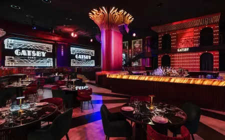 ادخل إلى عالم غاتسبيز دبي واكتشف ليلة أسطورية تجمع الفخامة بالعروض الحية
