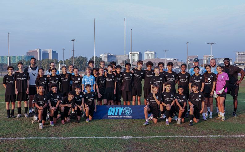 أسطورتا مانشستر سيتي ميكا ريتشاردز وجوليان ليسكوت يشجعان لاعبي كرة القدم الصغار في الإمارات على تطوير مهاراتهم خلال زيارة لهما إلى أبوظبي