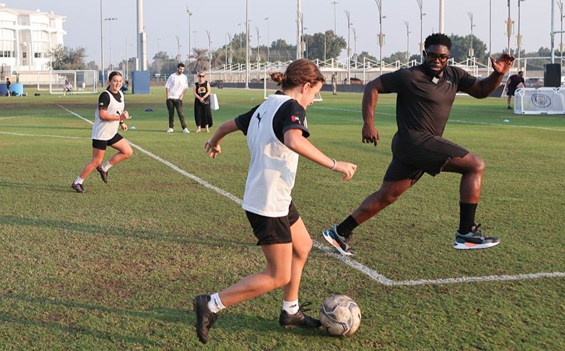 نجوم مانشستر سيتي يشيدون بتطوير المواهب الكروية في الإمارات