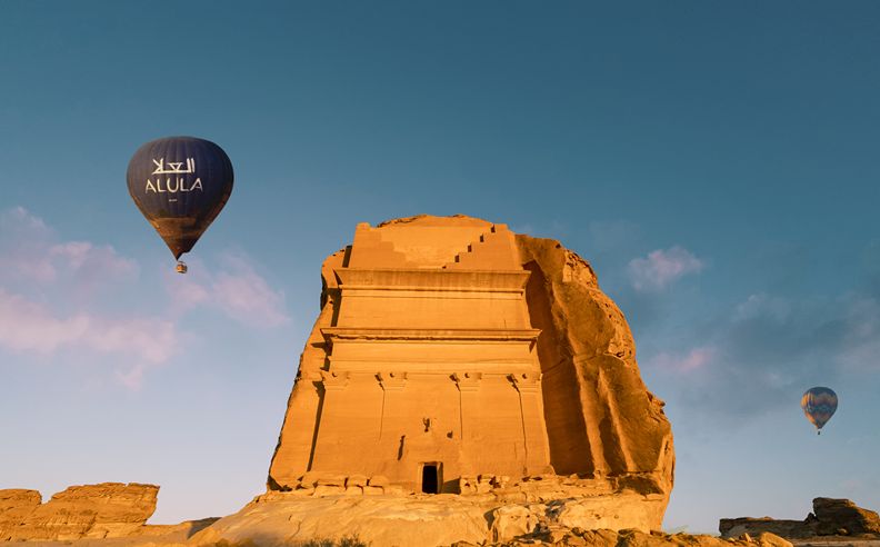 تجربة جوية فاخرة تكشف أسرار العُلا