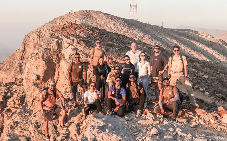 جلسات اليوغا واللياقة في الهواء الطلق على جبل جيس