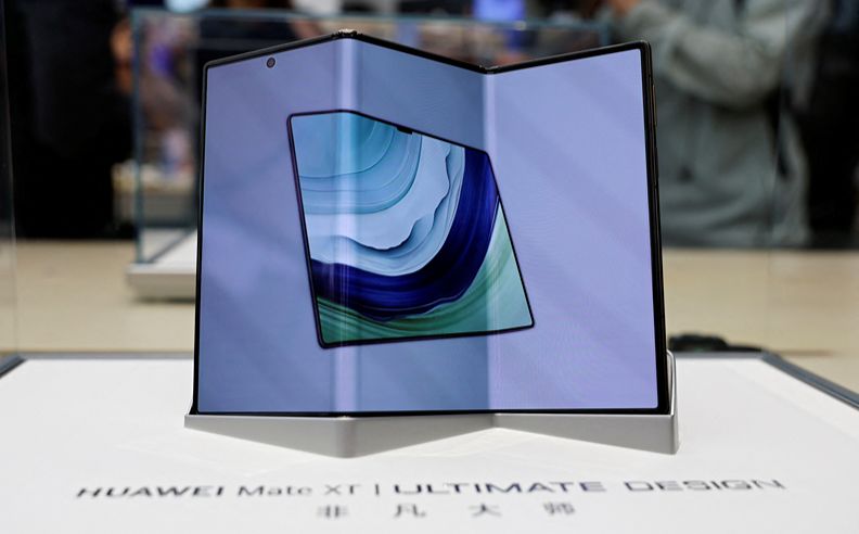 هاتف HUAWEI Mate XT: تجربة رائدة للهواتف الذكية ثلاثية الطي
