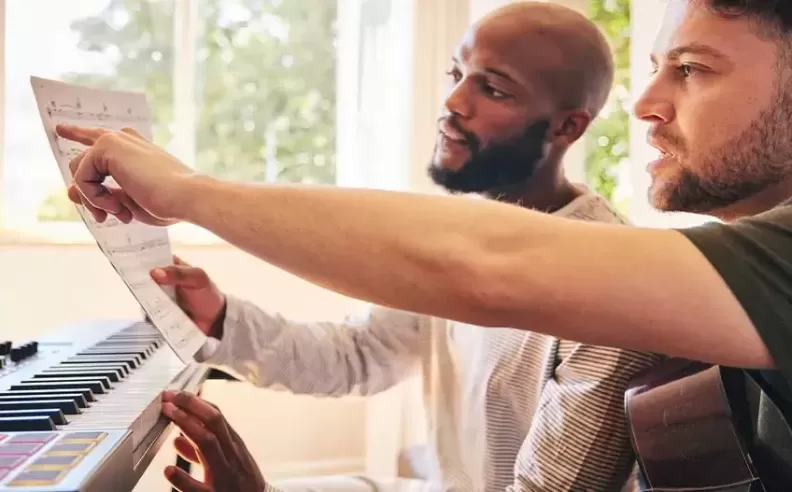 تعلم العزف على آلة موسيقية