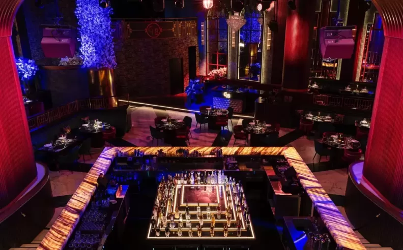 أجواء ما قبل العرض في صالة الاستقبال