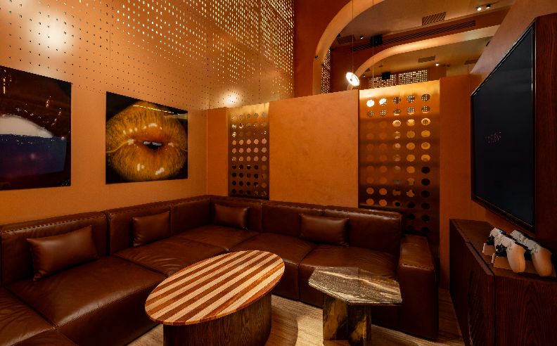 تايملس لونج: فلسفة “المكان الثالث” وتجربة راقية في قلب دبي