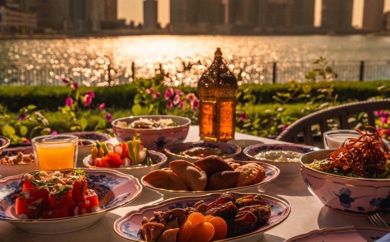 قائمة إفطار محدّدة مستوحاة من أجواء رمضان في 