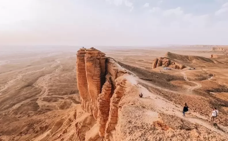 استمتع بالمغامرات الخارجية في الرياض: من التزلج على الرمال الى السباحة في كهوف هيت واستكشاف اطراف العالم