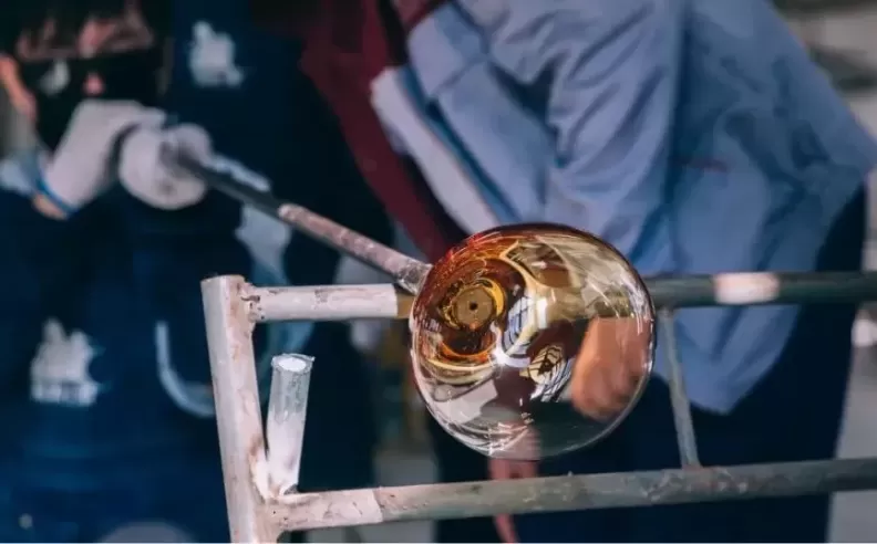 الأدوات والسلامة في نفخ الزجاج