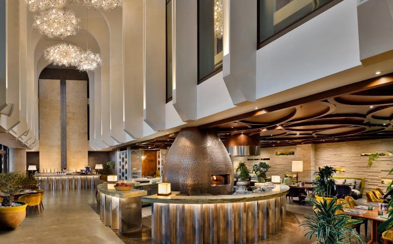 الإفطار والسحور في مطعم 