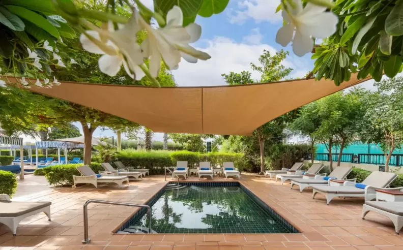 Poolside Days with a Relaxed Rhythm