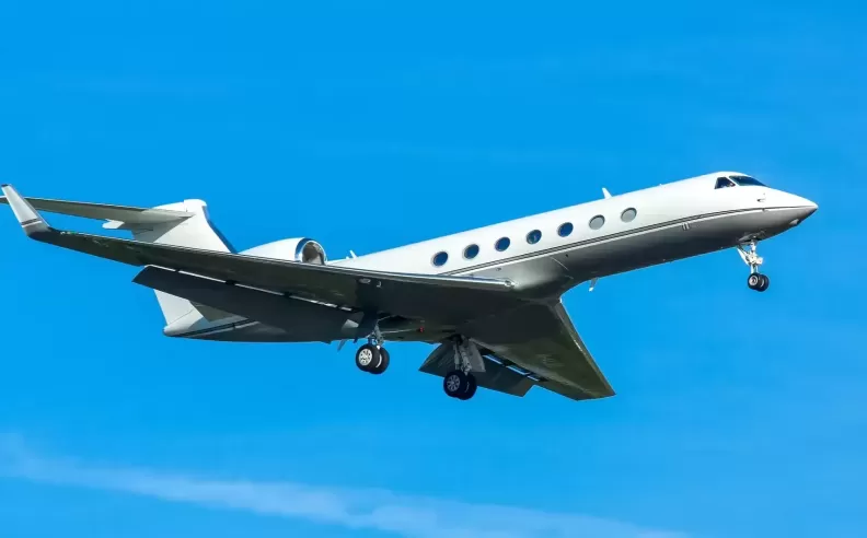 جولة داخل طائرة جيم كاري الخاصة Gulfstream V: رحلة في عالم الطيران الفاخر