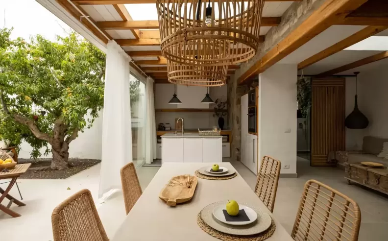 Minimal White Studio في Mancha Blanca