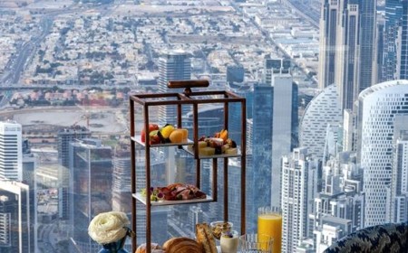 بهجة الصباح مع تجربة إفطار فاخرة في مطعم أتموسفير في برج خليفة
