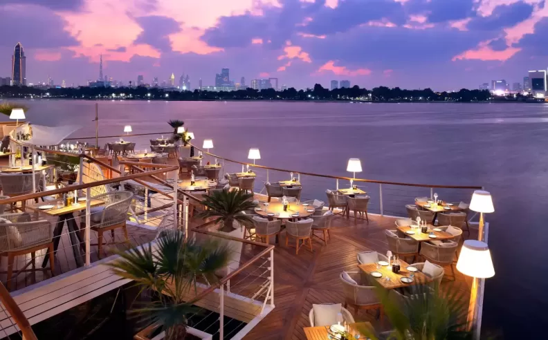 عشاء متوسطي على ضفاف الخور