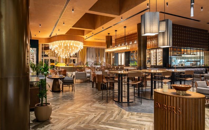 الإفطار في مطعم إمبرز دبي