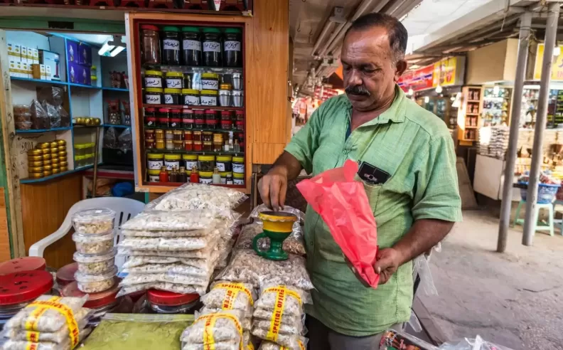 سوق الحافة عالم من اللبان والقصص القديمة