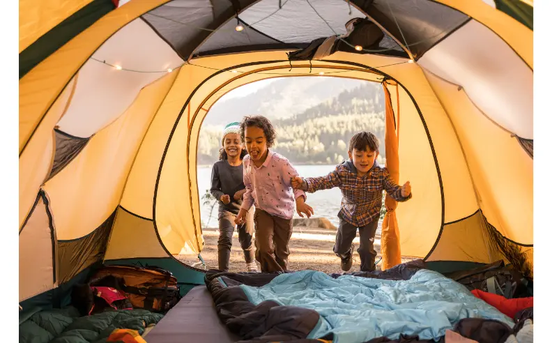مغامرة تحت النجوم: كيف تجعل التخييم مع أطفالك تجربة لا تنسى
