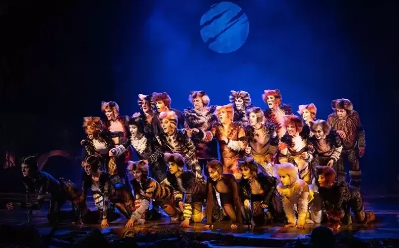 مغامرات بين المسرح والصحراء