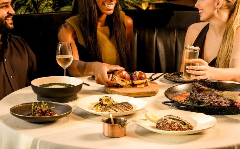 برانش الأحد في لينا دبي مع أطباق باييا وأجواء جاز