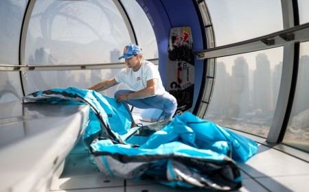 بطل التزلّج الشراعي يقفز من ارتفاع 250 مترًا من «عين دبي»‎